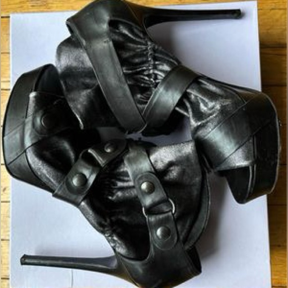 Vera Wang Leather Peep Toe Platform Stiletto Bootie 10
*Some wear on bottom sole - Picture 6 of 11